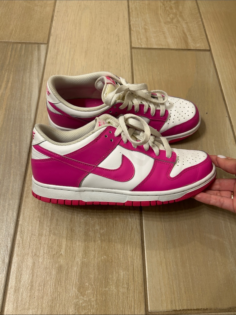 Woman’s Nike low laser fuchsia dunks size 6Y
